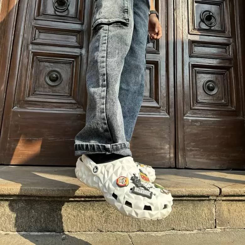 ফ্যাশন নিয়ে যদি খুব বেশি মাথাব্যথা না থাকে, তা হলে পা ঢাকা ক্রক্‌স জুতোতেই হতে পারে মুশকিল আসান।