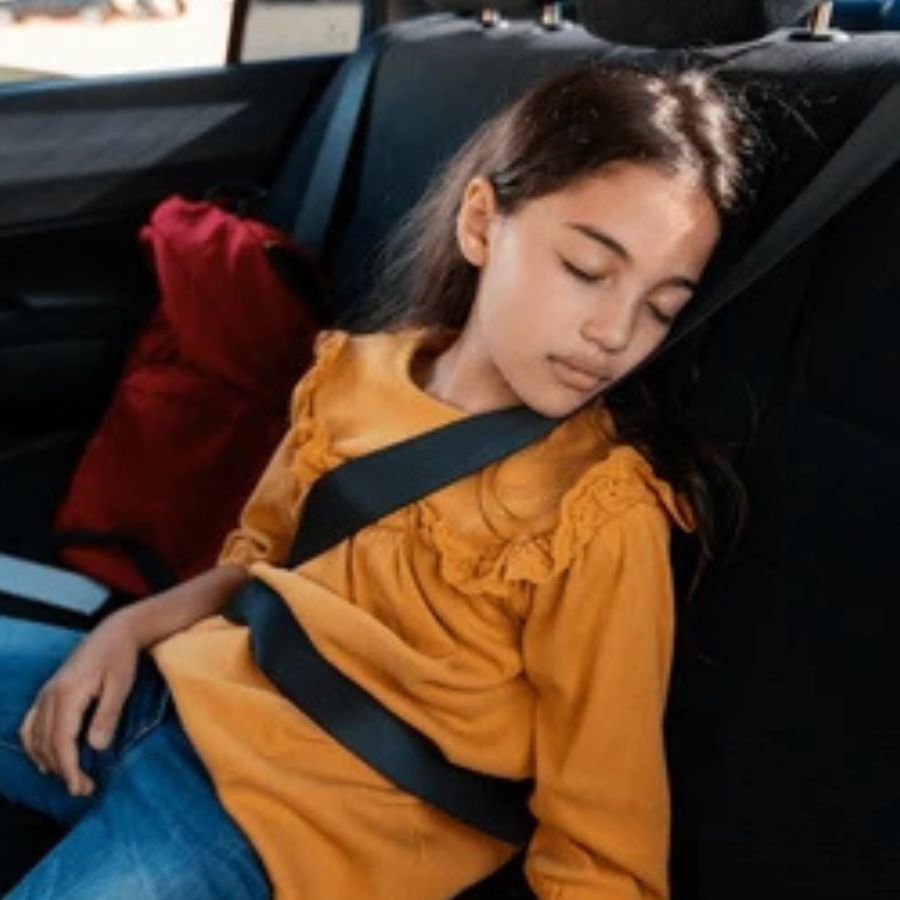 গাড়ি করে ভ্রমণের সময়ে সন্তানকে এমন সিটে বসান যেখানে সে বাইরের দৃশ্য উপভোগ করতে পারবে, আবার প্রয়োজনে ঘুমিয়েও নিতে পারবে। দরকারে তাকে সিট বেল্ট পরিয়ে বসান নিরাপত্তার জন্য। 