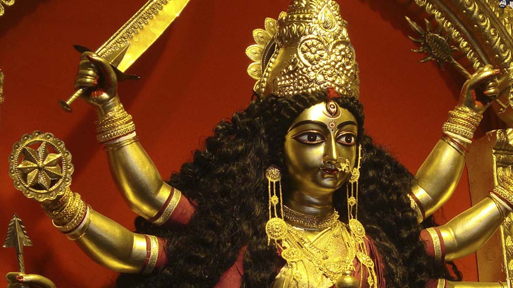 বর্শা - বর্শার ফলা তীক্ষ্ণ, যা বুদ্ধিমত্তা নির্দিষ্ট করে। এই অস্ত্র দেবী লাভ করেছিলেন অগ্নিদেবের কাছ থেকে। তীক্ষ্ণ বুদ্ধিই ঠিক ও ভুলের মধ্যে পার্থক্য করতে এবং সঠিক পথ বেছে নিতে শেখায়। 