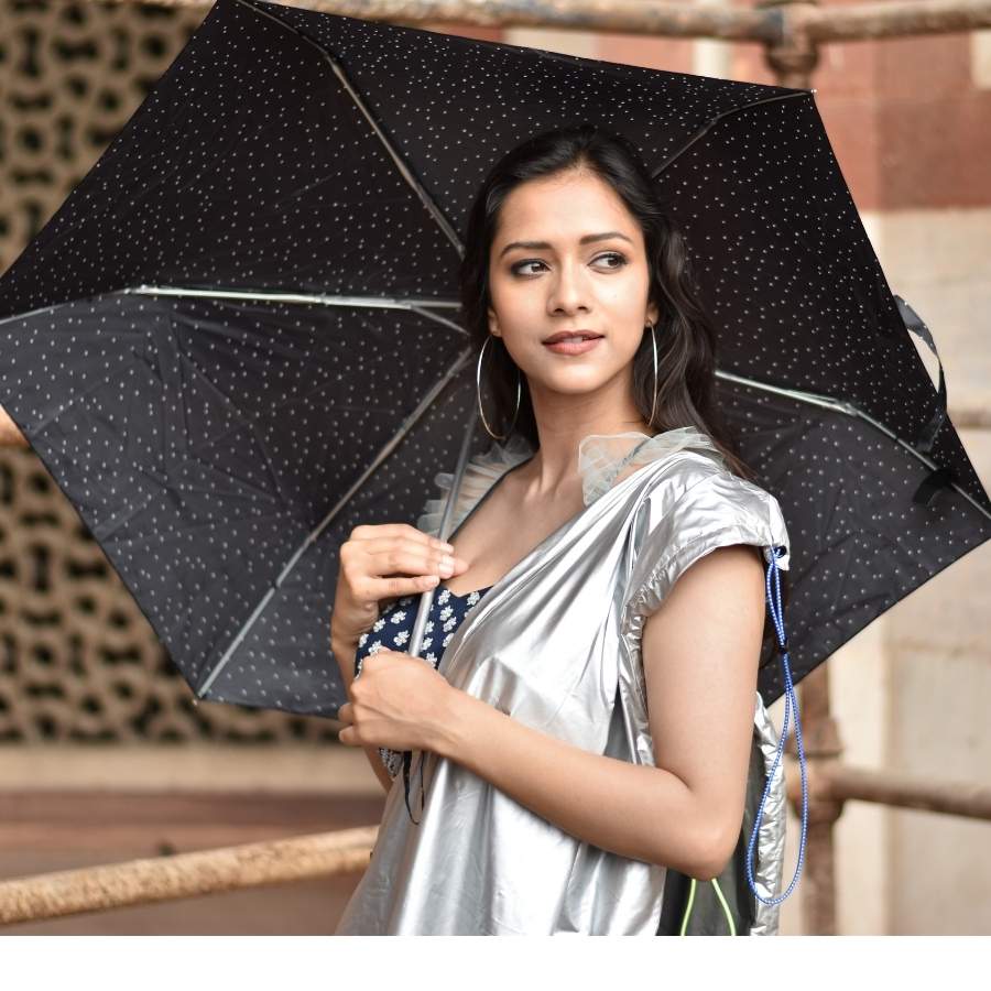 একসময় ছাতা মানেই ছিল একঘেয়ে কালো রঙের একটা ভারী জিনিস। সময় বদলেছে, সঙ্গে পাল্টেছে ছাতার ধরনও। ছাতা এখন শুধু বৃষ্টি আটকানোর উপায় নয়, বরং আপনার ব্যক্তিত্বের আয়নাও বটে।