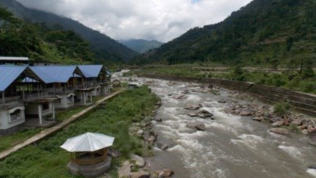 বিজনবাড়ি: মাজুয়ার এই রঙ্গিত নদী ধরে যদি সোজা নেমে যাওয়া যায় পৌঁছে যাবেন বিজনবাড়িতে। নদীতে স্নান থেকে জামুনির গ্লাসব্রিজ ভ্রমণ, জঙ্গলের পথ ধরে হেঁটে বেড়ানো আর শান্তিতে দুটো দিন কাটানোর আদর্শ জায়গা। ভাগ্যদেবী সুপ্রসন্ন হলে দেখা পেতে পারেন ময়ূরের। 
