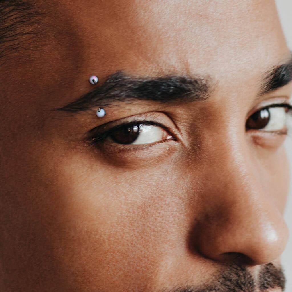 কাঁধ পর্যন্ত চুল থাকলে বেঁধে নিতে পারেন একটি পনিটেল। একটু সাহসী লুক চান? তা হলে সঙ্গে কানে থাক দুল বা বিডসের বডি জুয়েলারি। এখন তো থুতনি অথবা ভ্রু-তে পিয়ার্সিংও ট্রেন্ডিং।  