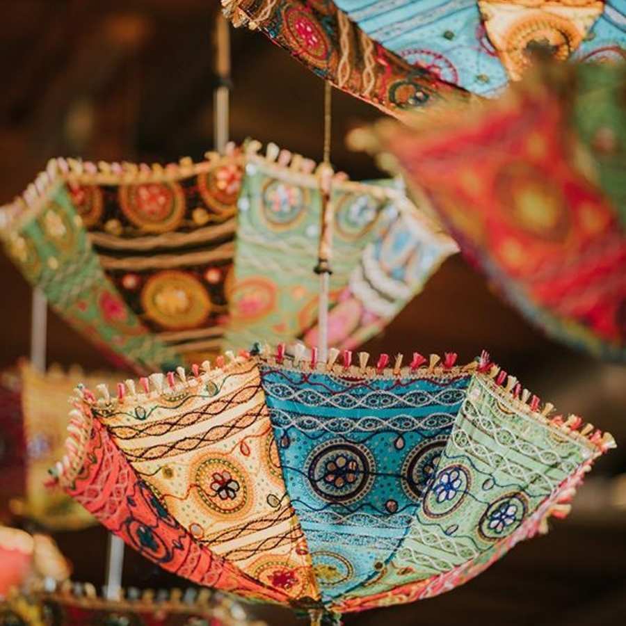 পুজোয় এক নতুন সাজে নিজেকে সাজাতে তাই হাতের ছাতাকেও করে তুলতে পারেন ফ্যাশনের অঙ্গ। নতুন কায়দার এই ছাতাগুলো নিয়ে আপনার কী পরিকল্পনা? (এই প্রতিবেদনটি ‘আনন্দ উৎসব’ ফিচারের একটি অংশ।)