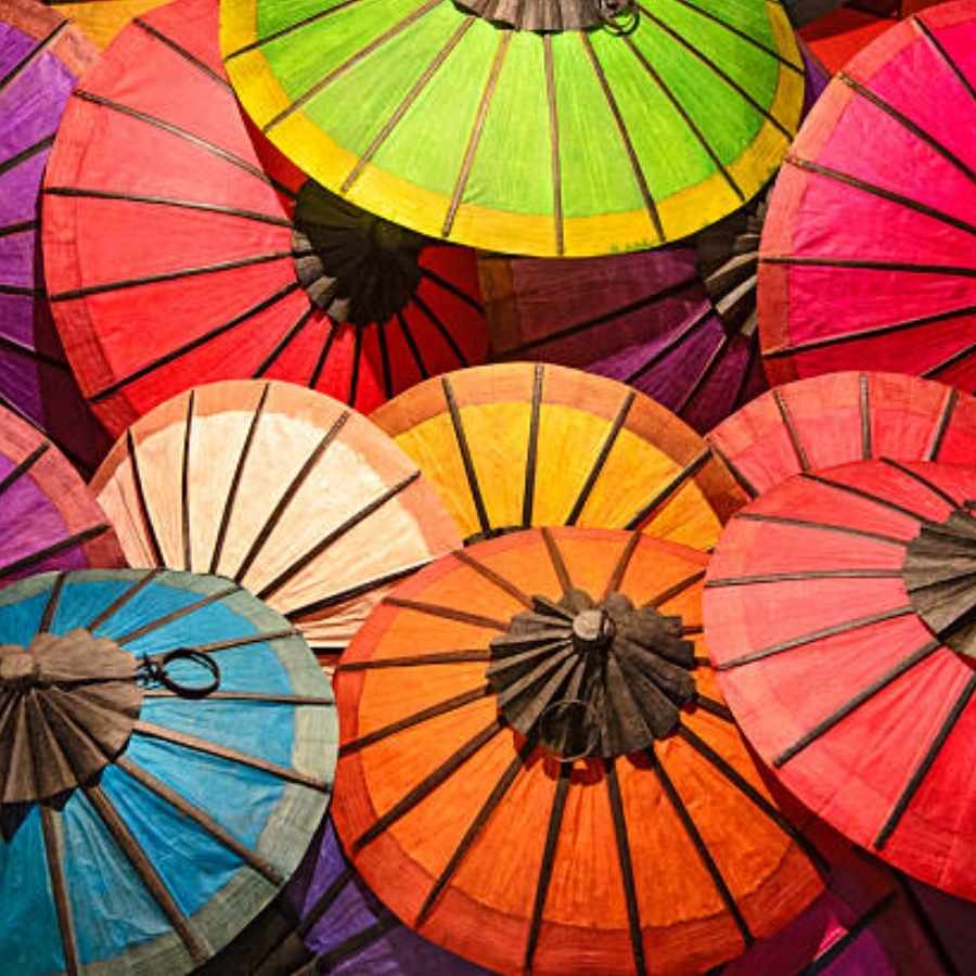 রঙের খেলায় ছাতা এখন আপনার মনের কথা বলে। লাল রঙের ছাতা আত্মবিশ্বাস নিয়ে জানান দেয় তার উপস্থিতি। নীল রঙের ছাতা মনকে শান্তি দেয়। হলুদ ছাতা একমুঠো রোদ এনে দেয় মেঘলা দিনে।