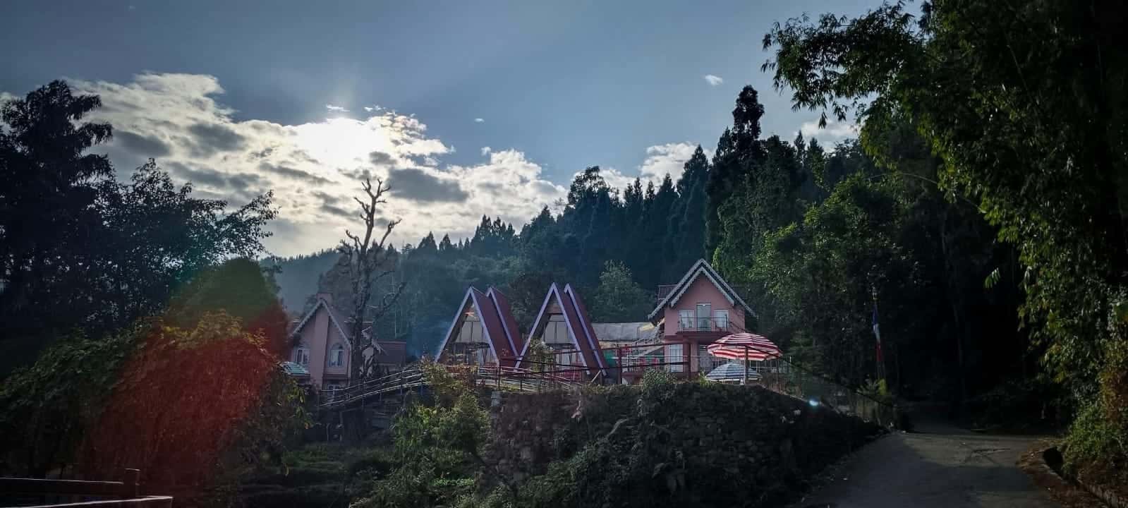 কাফেরগাঁও: একসঙ্গে জঙ্গল, কাঞ্চনজঙ্ঘা এবং নিরিবিলি কোনও জায়গা চাইলে এটা হতে পারে আপনার পছন্দের গন্তব্য। থাকার জন্য বহু অপশন রয়েছে, যাতায়াতেও বিশেষ সমস্যা হবে না। 