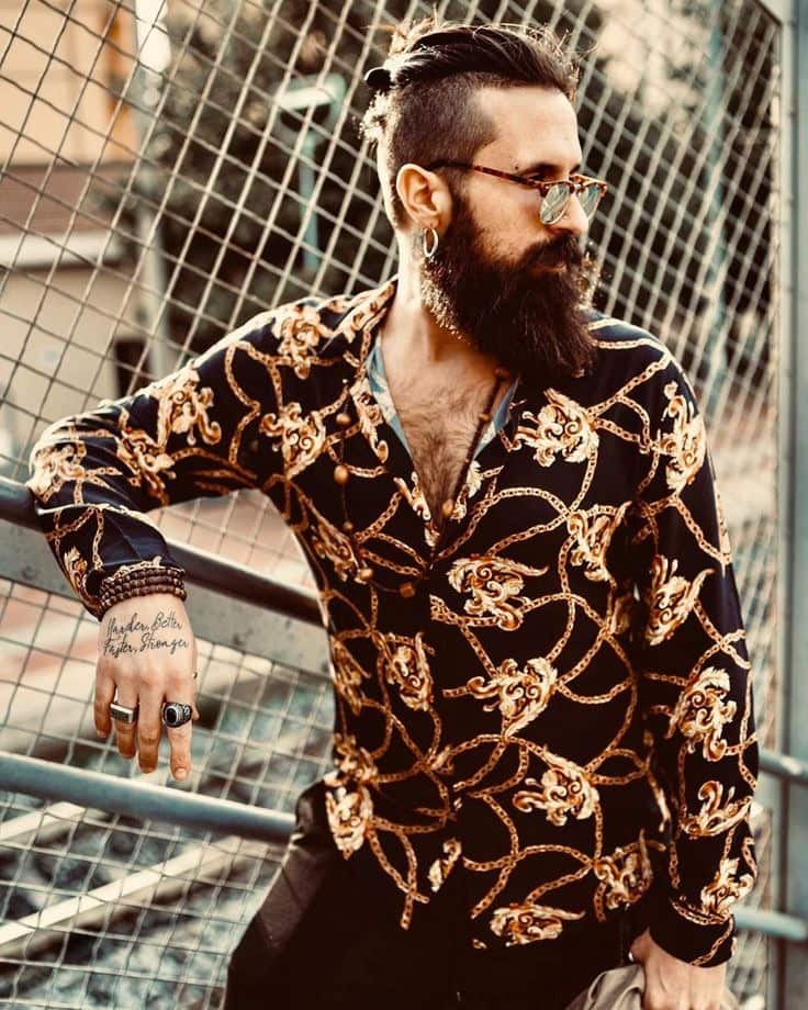 ক্লিন শেভ পছন্দ নাকি গালভর্তি দাড়ি? লুক যেমনই হোক না কেন, থাকুন আত্মবিশ্বাসে ভরপুর। পুজোয় ভিড়েও নজর থাকবে আপনার উপরেই। গলায় একটা পাতলা চেন ঝুলিয়ে নিতে ভুলবেন না যেন।  