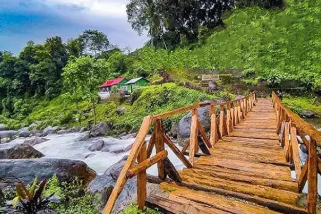 রঙ্গ: ভারত ভুটানের বর্ডারের কাছে অবস্থিত রঙ্গ গ্রামে দেখা মেলে নানা রকমের জানা অজানা পাখির। রয়েছে দুরন্ত গতিতে বয়ে চলা রঙ্গ নদী। এখানে চাইলে পায়ে হেঁটে জঙ্গলে ঘুরে আসতে পারেন, যেতে পারেন রঙ্গ মনাস্ট্রি থেকে। জলঢাকা জলবিদ্যুৎ প্রকল্প, ঝান্ডি, বিন্দুও রয়েছে কাছাকাছিই। 
