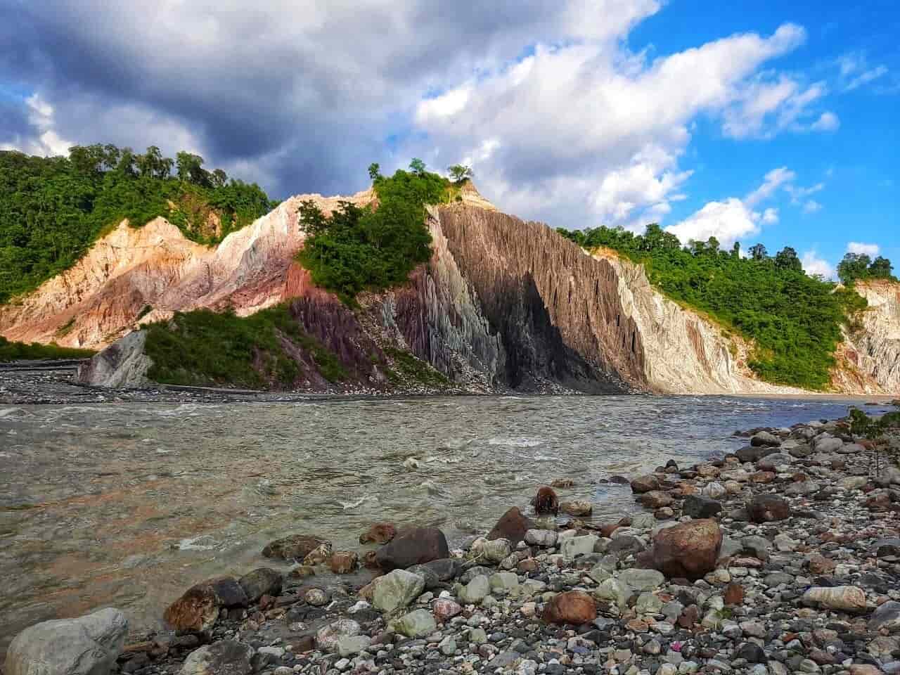ভুটানঘাট: আলিপুরদুয়ারের এই জায়গাটি গেলে মন হারিয়ে যেতে চাইবেই চাইবেই। পাহাড়ি নদীর সঙ্গে সবুজ ঘেরা পাহাড় আর চারিপাশের মন ভালো করা দৃশ্য চোখ, মন– দুটোকেই  শান্ত করে। রায়ডক নদীর পাশে অবস্থিত এই জায়গা থেকে চাইলে ঘুরে আসতে পারেন বক্সা থেকেও। গণ্ডার, বাঘমামার সঙ্গে মোলাকাত সেরে ঘুরে নিতে পারেন আশেপাশে থাকা কিছু হ্রদ যেমন নরথালি। 
