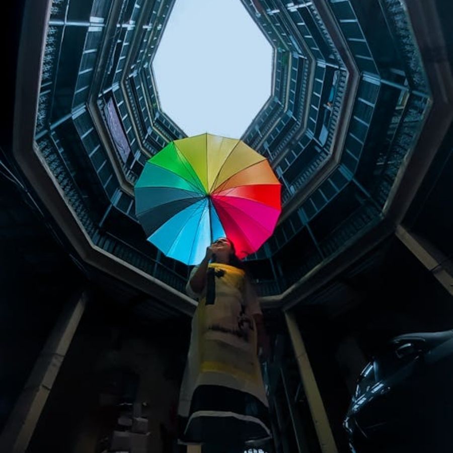 ছাতার ক্যানভাসে ফুটে ওঠে নানা ধরনের ডিজাইন, বোল্ড টাইপোগ্রাফি, এমনকি শিল্পীর আঁকা ছবিও। কিছু ছাতা তো এমনও হয় যে বৃষ্টিতে ভিজলেই তার উপর লেখা বা ছবি ফুটে ওঠে। অনেকে আবার ছাতার ভিতরের দিকটায় আকাশের ছবি আঁকিয়ে নেন, যাতে মনে হয় বৃষ্টির মধ্যেও মাথার উপরে এক ঝলমলে আকাশ।