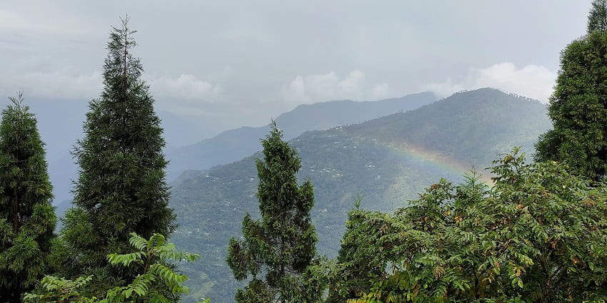 দারাগাঁও: কালিম্পং জেলার ছোট্ট একটি গ্রাম দারাগাঁও। মাত্র কয়েকটি বাড়ি নিয়েই তৈরি এই গ্রাম থেকে যে দিকেই তাকাবেন সবুজ দেখবেন, আর কাঞ্চনজঙ্ঘা তো আছেই। গোটা রেঞ্জের ভিউ এখান থেকে স্পষ্ট দেখা যায়। ইচ্ছে হলে জলসা বাংলো থেকে দেলো পার্ক, দূরপিন মনাস্ট্রি, গলফ কোর্স, ইত্যাদিও দেখে আসতে পারেন। (এই প্রতিবেদনটি ‘আনন্দ উৎসব’ ফিচারের একটি অংশ।)