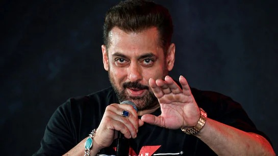 রুপোর রিস্টব্যান্ড ছাড়া সলমন খানকে দেখেছেন কখনও? মন্দ লাগে তাঁকে? প্ল্যাটিনাম বা হিরের রিস্টলেটও কিন্তু রাখতে পারেন সাজের তালিকায়। 