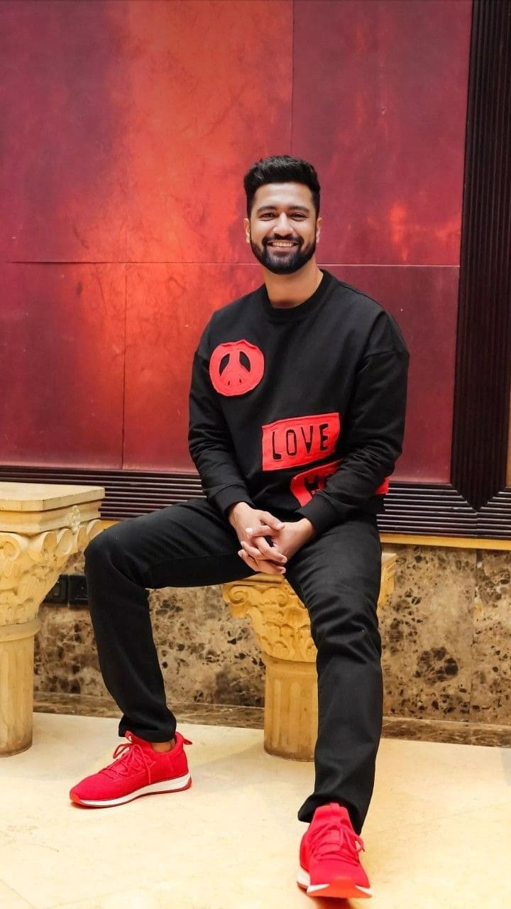  পছন্দসই পোশাক, ঘড়ি পরলেন হয়তো। স্টাইলিশ জুতো ছাড়া কিন্তু ছেলেদের সাজ একেবারে অসম্পূর্ণ।