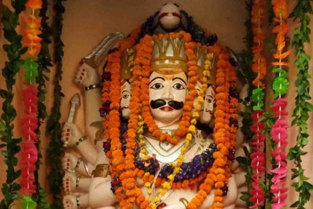 কানপুরের দশানন মন্দিরে পূজিত হন রাবণ। এই মন্দিরটির বয়স প্রায় ১০০ বছর, যা বছরে কেবল এক দিনই খোলা হয়– বিজয় দশমী বা দশেরার দিনে। এ দিন এই মন্দিরে রাবণকে ভক্তিভরে পুজো করা হয়, যিনি কিনা এক জন নিষ্ঠাবান শিবভক্ত ছিলেন।