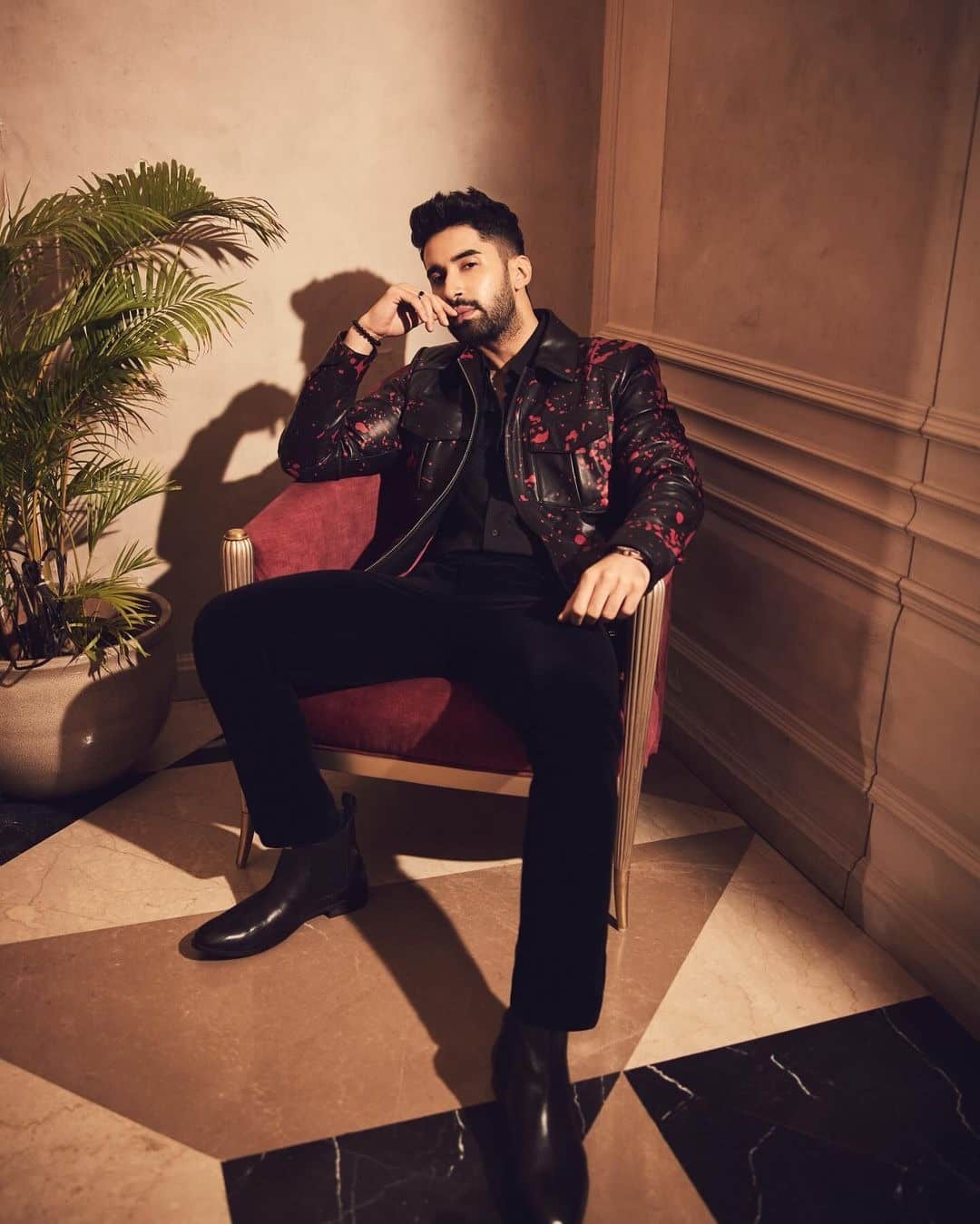 ক্যাজুয়াল সাজের সঙ্গে ‘অক্সফোর্ড শু’ বা ‘সেলর শু’ পরতে পারেন। বিভিন্ন অনলাইন শপিং অ্যাপে সহজেই পেয়ে যাবেন সে সব। লেদারের জুতো কিনুন, ফ্যাশনের সঙ্গে সঙ্গে আরামও পাবেন। 