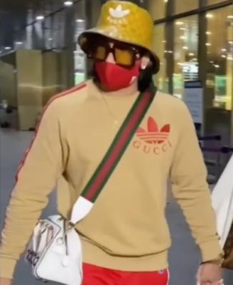 বড় ব্যাগে রাখতে পারেন স্লিং ব্যাগ অথবা মেসেঞ্জার ব্যাগ। (এই প্রতিবেদনটি ‘আনন্দ উৎসব’ ফিচারের একটি অংশ।)