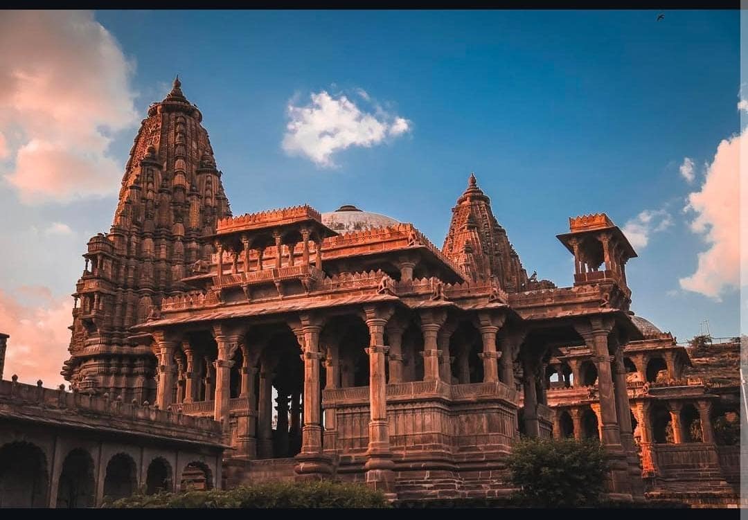 রাজস্থানের যোধপুরে কেবল দশেরা নয়, গোটা বছর ধরেই পূজিত হন রাবণ। প্রচলিত বিশ্বাস বলে, সরস্বতী নদীর তীরে ছিল মন্দদ্বার রাজ্য। এই মন্দদ্বার রাজ্যের রাজা মন্দরের মেয়ে মন্দোদরীর সঙ্গে বিয়ে হয়েছিল রাবণের। তাই সেই বংশের উত্তরসূরিরা আজও রাবণের পুজো করেন এবং দশেরায় তাঁংর কুশপুত্তলিকা দাহ বা পোড়ানো কোনও কিছুই দেখেন না।