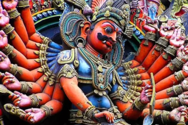 আর এক প্রচলিত লোককথা অনুযায়ী, রাবণের স্ত্রী মন্দোদরী ছিলেন মধ্যপ্রদেশের বিদিশার মেয়ে। এই জায়গাতেও রাবণের অগণিত ভক্ত রয়েছেন। বিদিশার রাবণগ্রামে রাবণের একটি মন্দির আছে, যেখানে তাঁর ভক্তরা এসে পুজো দেন। দশেরার দিন তো বটেই, বিয়ে-সহ যে কোনও গুরুত্বপূর্ণ অনুষ্ঠানের আগে স্থানীয় বাসিন্দারা এই মন্দিরে পুজো দেন। রাবণের ১০ ফুট উচ্চতার একটি মূর্তি রয়েছে এই গ্রামে।