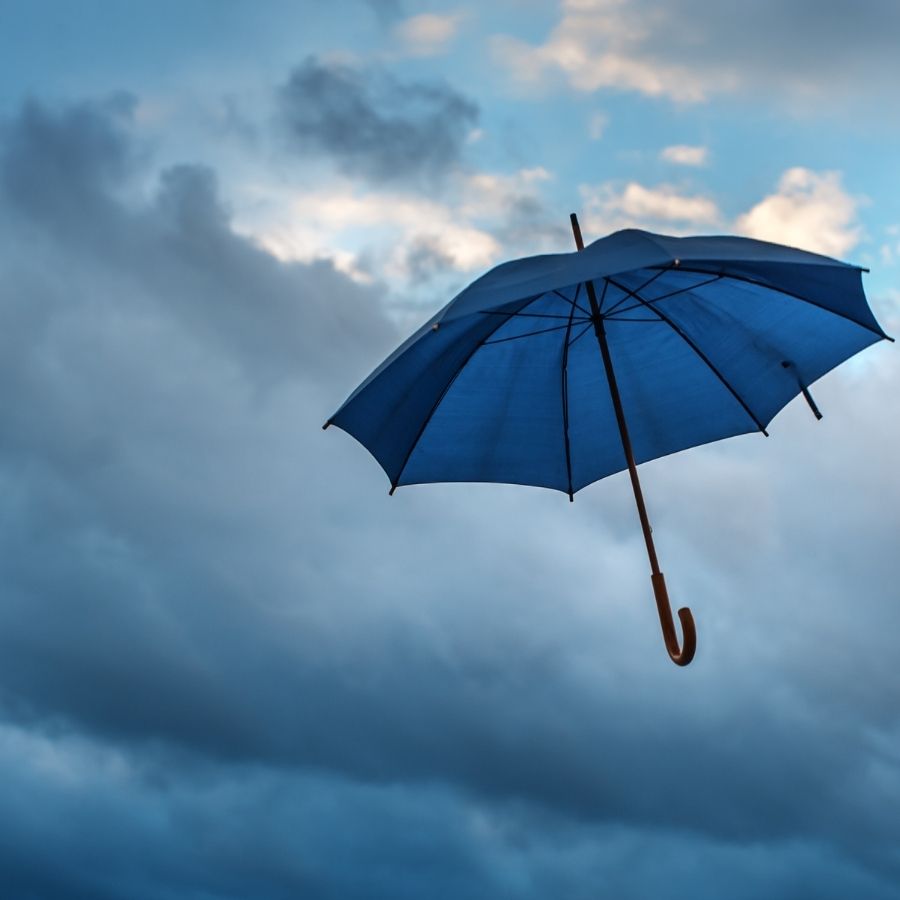 পুজো আসছে। সঙ্গে ছড়িয়ে যাচ্ছে একটা মন কেমন করা গন্ধ। সেই গন্ধের সঙ্গে এক হয়ে মিশে মেঘলা আকাশ আর হঠাৎ বৃষ্টি। ইদানীং বাঙালির পুজো আর বৃষ্টি যেন একই সুতোয় গাঁথা। এই সময়ে এক হাতে পুজোর বাজার আর অন্য হাতে ছাতা, সে ছবিই যেন দস্তুর এখন। কিন্তু তারই ছুতোয় ছাতাও কি ঢুকে পড়ল পুজোর ফ্যাশনে?