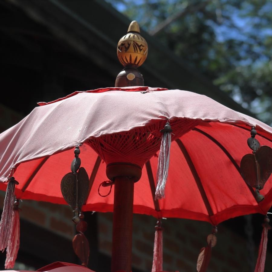 এ কালের ছাতা তৈরি হচ্ছে এমন ভাবে, যা ফ্যাশন দুনিয়াতেও জায়গা করে নিয়েছে। কোনও ছাতার হাতল বাঁশের, আবার কোনওটা কাঠের। তার কাপড়ও এখন পরিবেশের জন্য ক্ষতিকর নয়। সমুদ্রের প্লাস্টিক রিসাইকেল করে তৈরি পলিয়েস্টার থেকে শুরু করে পরিবেশবান্ধব উপকরণ, সবই এখন ছাতার ক্যানোপিতে ব্যবহৃত হচ্ছে।