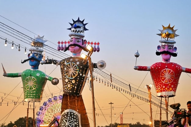 উত্তর প্রদেশের বিসরাখে রাবণ মন্দির রয়েছে। মনে করা হয়, এখানেই জন্ম হয়েছিল লঙ্কার রাজার। এখানে দশমীর দিন রাবণ দহনের বদলে নবরাত্রির নয় দিন ধরে শোক পালন করা হয়ে থাকে।