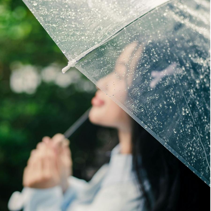 কম্প্যাক্ট ফোল্ডেবল ছাতা মানেই হালকা, ছোট, আর সহজে বহনযোগ্য। এই ছাতাগুলো এমন ভাবে ডিজাইন করা হয়েছে যাতে ভাঁজ করে পকেটে বা ছোট ব্যাগের মধ্যেও রাখা যায়। বৃষ্টির সময়ে হঠাৎ প্রয়োজন পড়লে বোতাম টিপে সহজেই এটি খুলে যায়। প্রয়োজন ফুরোলে সহজেই আবার ছোট্ট হয়ে যায়। ভারী ছাতা বয়ে বেড়ানোর দিন ফুরিয়েছে, বলাই যায়!