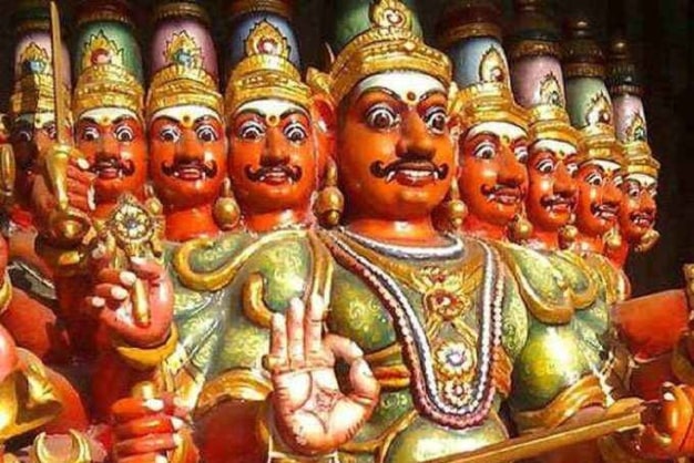 মহারাষ্ট্রের গড়চিরোলিতে গোন্ড উপজাতির লোকেরা পুজো করে থাকেন রাবণ এবং তাঁর ছেলে মেঘানন্দকে। তাঁদের উৎসব ফাল্গুনে রাবণকে পুজো করা হয়ে থাকে।