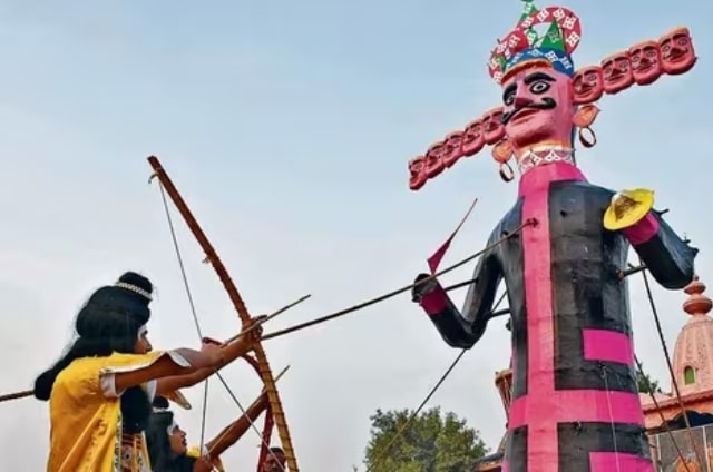 এমন নানা কারণে, লোকগাথা মেনে ভারতের একাধিক জায়গায় পুজো পান রাবণরাজা। সীতাহরণকারী হিসেবে নয়, এক পরম পূজনীয় দেবতা হিসেবেই তাঁকে দেখে ভক্তকুল। (এই প্রতিবেদনটি ‘আনন্দ উৎসব’ ফিচারের একটি অংশ।)