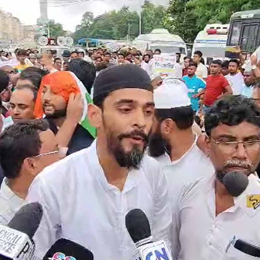 Chaos over protest at Dharmatala led by ISF leader Naushad Siddiqui dgtl