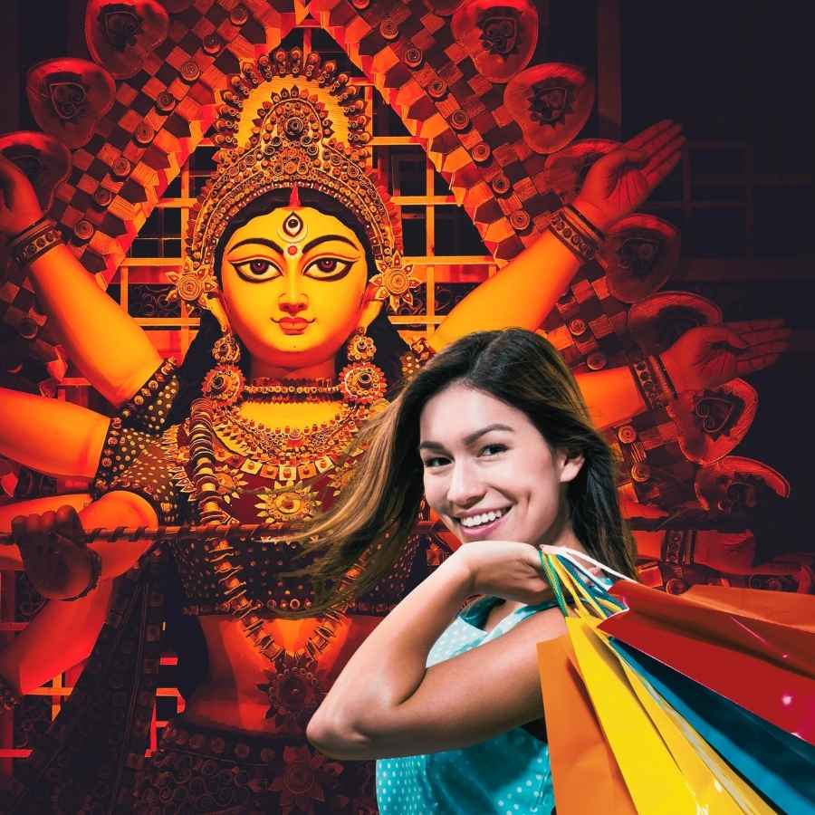 চারটে মাত্র দিন, যার জন্য সারা বছর উদগ্রীব হয়ে কাটে বাঙালির। নতুন জামা-কাপড়ের গন্ধ মেখা এক অনাবিল আনন্দের উৎসব। আর তাকে পাখির চোখ করে দুর্গা পুজোর আগে চলে লম্বা কেনাকাটার পর্ব। ইদানীং বছরভর অনলাইন শপিংয়ের ভিড়ে সেই আবেগ যেন কিছুটা ফিকে। তবু মন বলে, স্ক্রিনে দেখে জিনিস কেনার চেয়ে পুজোর আমেজ মাখা বাজারে গিয়ে দরদাম করে, জিনিস হাতে নিয়ে কেনার আনন্দটাই আলাদা। এ যেন উৎসবের আগেই এক টুকরো উদযাপন!