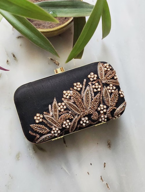 ক্লাচ:  ক্লাচ শুনে মুখ বেঁকাতেই পারেন শহুরে কন্যেরা। কিন্তু সান্ধ্য পার্টি বা এমন যে কোনও অনুষ্ঠানের জন্য একটি ক্লাচ-ই কিন্তু যথেষ্ট। পরিমিত রূপটান এবং বাহুল্যহীন পোশাকের সঙ্গী হতেই পারে এটি। বিশেষ করে ক্লাচে হলুদ, কালো এবং সাদার ছোঁয়া থাকলে, তা যে কোনও সাজের সঙ্গেই মানিয়ে যাবে। 