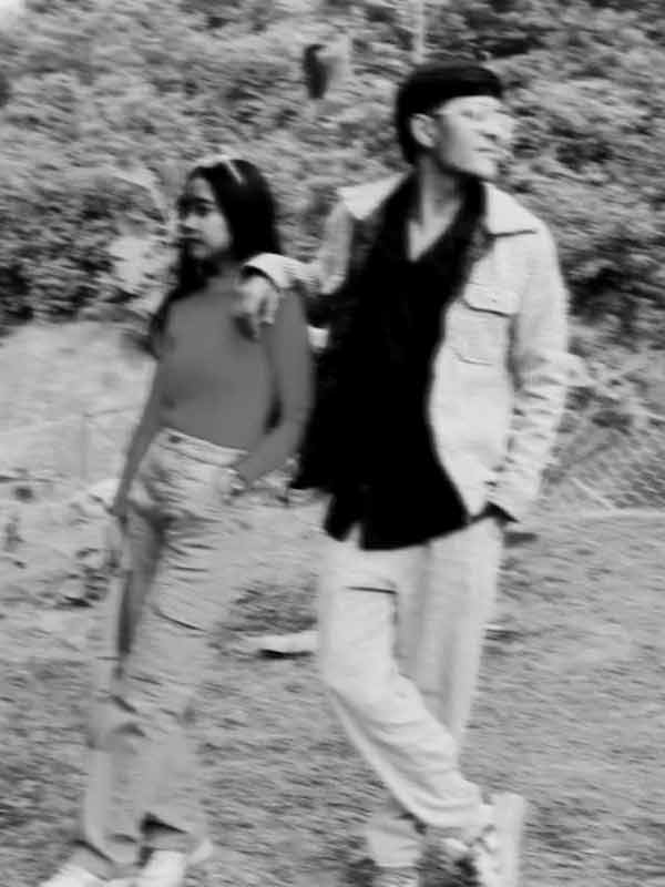 সমাজমাধ্যমে তরুণ-তরুণীর একসঙ্গে ছবি।