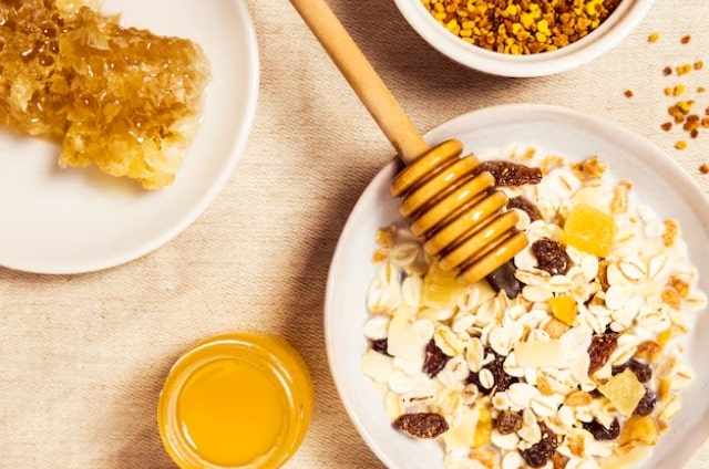 ওটস এবং মধু: এক চামচ ওটস এবং এক চামচ মধু মিশিয়ে একটা প্যাক বানান। এ বার এটি মুখে লাগিয়ে ১৫-২০ মিনিট রেখে ধুয়ে ফেলুন ঈষৎ উষ্ণ গরম জলে। এতে ওটস ত্বকের মৃত কোষকে যেমন দূর করবে, তেমনই মধু ময়েশ্চরাইজ করবে। 