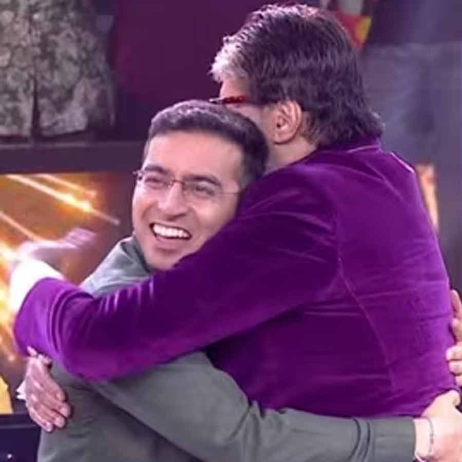 Kaun Banega Crorepati 17 gets first crorepati CISF officer Aditya Kumar Amitabh Bachchan celebrates too