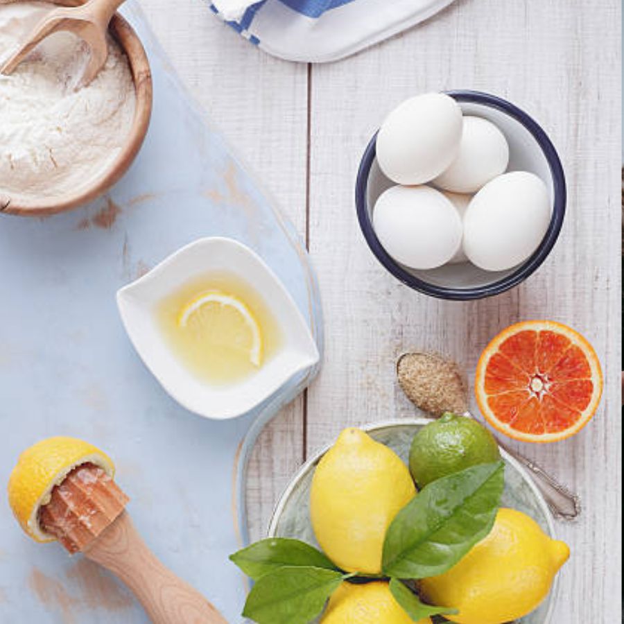 ডিমের সাদা অংশ এবং লেবুর রস: একটি ডিমের সাদা অংশ এবং এক চামচ লেবুর রস লাগবে এই প্যাকের জন্য। এটা বানাতে আগে ডিমের সাদা অংশকে ভাল করে ফেটিয়ে নিন, তাতে লেবুর রস মিশিয়ে মুখে লাগান। প্যাক শুকিয়ে গেলে তুলে ফেলুন। ডিমের সাদা অংশ স্কিন পোরস্-কে টাইট করতে সাহায্য করে, ত্বকের অতিরিক্ত তৈলাক্ত ভাব দূর করে। একই সঙ্গে এই প্যাক ত্বককে উজ্জ্বল করে। 