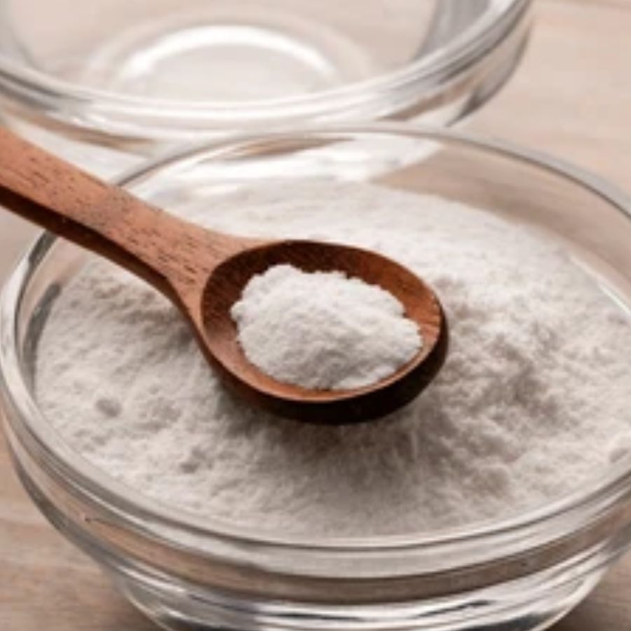 জল এবং বেকিং সোডা: ২ চামচ বেকিং সোডা এবং পরিমাণ মতো জল দিয়ে প্যাক বানিয়ে সেটা মুখে লাগিয়ে ২-৩ মিনিট ম্যাসাজ করুন। তারপর হালকা গরম জল দিয়ে মুখ ধুয়ে নিন। এবার মুখে ময়েশ্চরাইজ়ার লাগিয়ে নিন। সপ্তাহে ১-২ দিন প্যাক লাগালে উপকার পাবেন। 