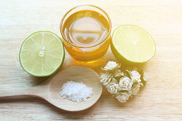 লেবু, চিনি এবং মধু: এক চামচ চিনি, লেবুর রস এবং মধু যোগ করে প্যাক বানিয়ে ফেলুন। খেয়াল রাখবেন চিনিটা যেন ভালো করে গুলে যায়। তারপর মুখে লাগিয়ে হালকা হাতে ম্যাসাজ করুন। নাকের দুই পাশে ভালো করে স্ক্রাব করুন। মিনিট পাঁচেক রেখে ধুয়ে ফেলুন। 