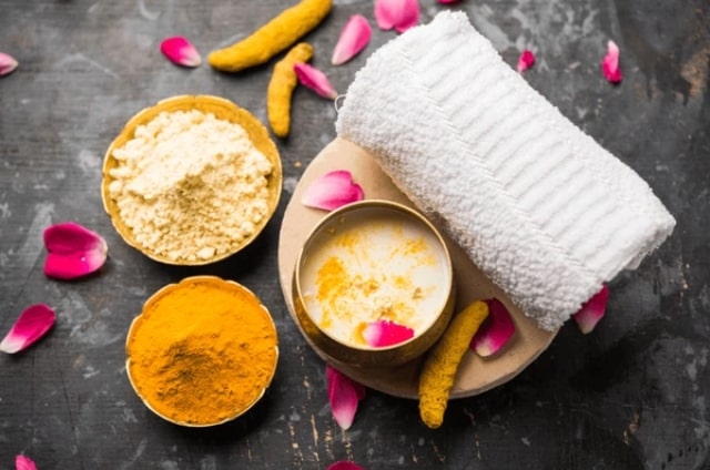 বেসন, দই, মধু এবং হলুদ: বেসন ত্বকের মৃত কোষকে দূর করে। দই এবং মধু ত্বককে ময়েশ্চরাইজ় করে নরম রাখে। আর হলুদ? ডি ট্যানে সাহায্য করে। মানে এক প্যাকেই ৩ পাখি, থুড়ি সমস্যাকে দূর করবেন। এক চামচ দই, দুই চামচ বেসন, এক চামচ মধু আর এক চিমটি হলুদ মিশিয়ে এই প্যাক বানিয়ে মুখে লাগিয়ে মিনিট ১০-১৫ রেখে ধুয়ে ফেললেই হবে। 