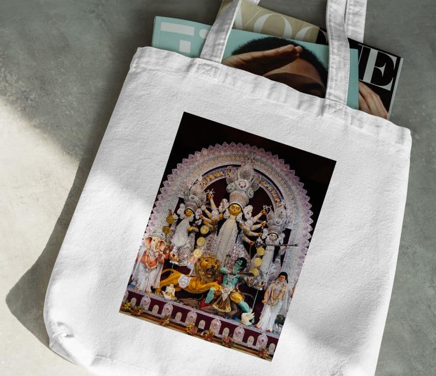 টোট ব্যাগ:  সুতির কাপড়ের উপরে নানান নকশার টোট ব্যাগের গুরুত্ব বুঝি একটু পরেই বুঝেছে কমবয়সিরা। সৌন্দর্য তো আছেই, পাশাপাশি নিত্যদিনের প্রয়োজনীয় জিনিস রাখার জন্য এই ব্যাগের তুলনা হয় না। 