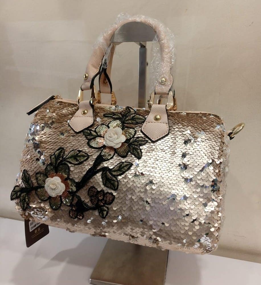 সিক্যুইনস ব্যাগ:  যে কোনও পার্টি-সাজের সঙ্গে এই ধরনের ব্যাগ বেশ মানানসই। তবে দেখতে কিন্তু বেশ ঝকমকে। পুজোর ভিড়ে জমাটি সাজের সঙ্গে হাতে একটা জমকালো ব্যাগ হলে ক্ষতিই বা কী!  