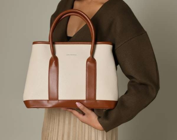 স্যাচেল ব্যাগ: একটু কম দামের মধ্যে স্যাচেল ব্যাগও রাখুন আপনার সংগ্রহে। জিনিসপত্র বেশি ধরে।  