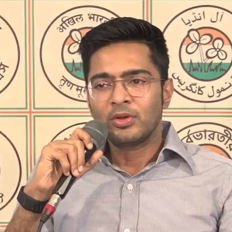 On his Birthday Abhishek Banerjee inquires about the family of the deceased in Murshidabad from Baharampur Municipality Chairman dgtld