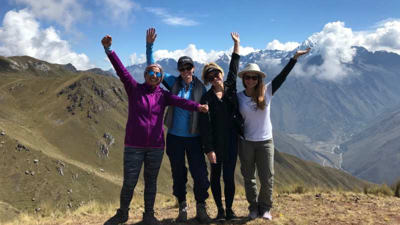 নতুন মানুষের সঙ্গে সম্পর্ক তৈরি হয়: এক জায়গায় বেশি সময় কাটালে স্থানীয়দের সঙ্গে বন্ধুত্ব হয়। যা বেড়ানোকে আরও মনের মতো করে তুলতে পারে।