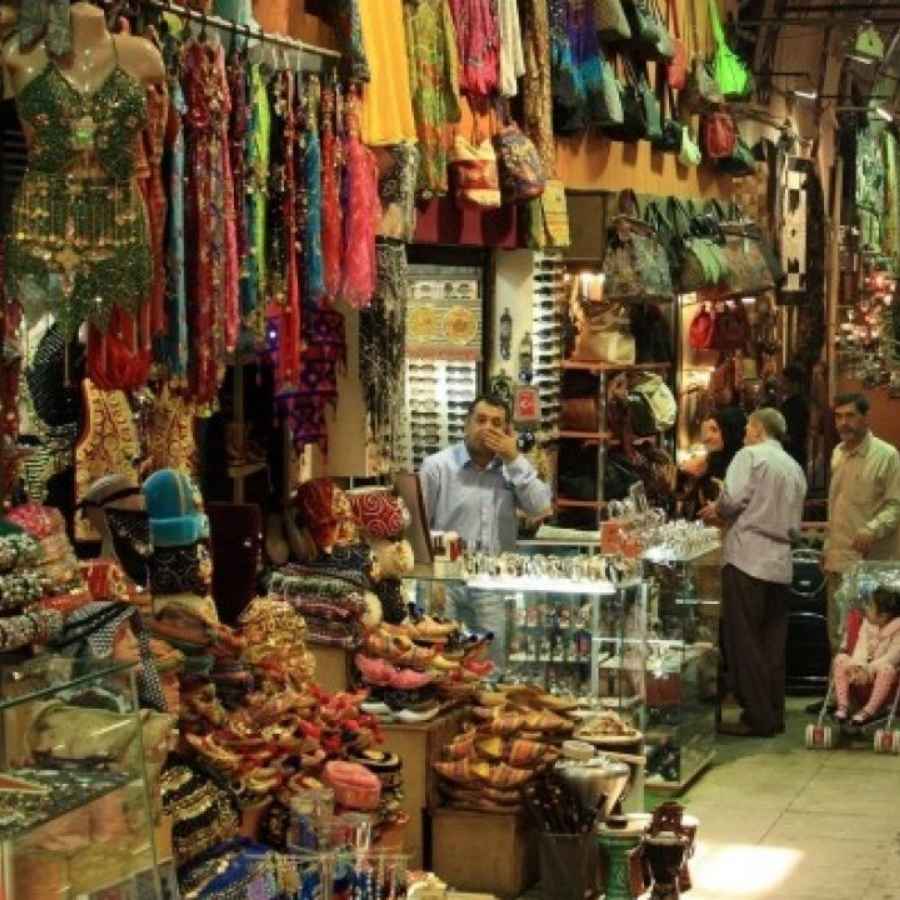 ২. গড়িয়াহাট, দক্ষিণের সেরা ঠিকানা: দক্ষিণ কলকাতার এই বাজার যেন এক চলমান উৎসব। শাড়ির দোকান থেকে শুরু করে জুতো, গয়না– সব কিছুরই বিশাল সম্ভার একেবারে হাতের নাগালে। এই বাজারের প্রতিটি দোকানেই পুজোর আগে নতুন ডিজাইনের পোশাক আর ফ্যাশন সামগ্রীর এক দারুণ সংগ্রহ নিয়ে সামিল হয় আনন্দযজ্ঞে। ফলে তিল ধারণের জায়গা থাকে না। শুধু কলকাতার মানুষই নয়, শহরতলির মানুষও এখানে ভিড় করেন কেনাকাটা করতে। দোকানদারদের সাথে জমিয়ে চলে দর কষাকষি। সে-ও কিন্তু এক আবেগ।