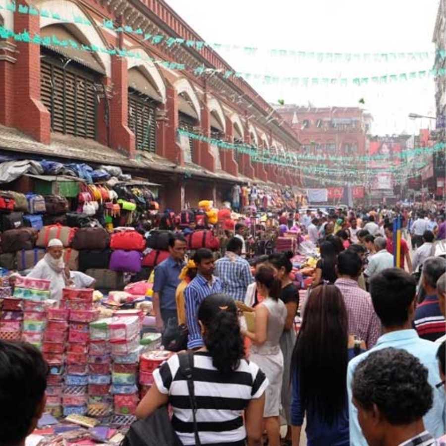 ৩. নিউ মার্কেট, ঐতিহাসিক বিকিকিনির হাট: কলকাতার প্রাচীনতম এই বাজার যেন নিজেই একট টুকরো জীবন্ত ইতিহাস। পুরনো ও নতুন অংশ মিলিয়ে এই বাজারের দোকানগুলি বিভিন্ন ধরনের পোশাক, জুতো আর অন্যান্য সব জিনিসের এক বিশাল মিলনক্ষেত্র। বাজারের অলিগলিতে লুকিয়ে হরেক রকম দোকান, যেখানে কম দামে ভাল জিনিস পাওয়া যায়। ঠিকমতো দরদাম করতে পারলে তো কথাই নেই! এক সময়ে এটি কলকাতার অভিজাতকুলের কেনাকাটার জায়গা ছিল। কিন্তু এখন সব ধরনের ক্রেতারাই আসেন এখানে। 