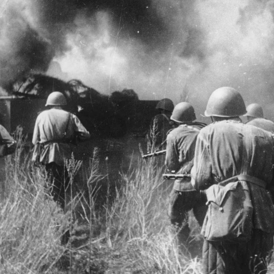 দ্বিতীয় বিশ্বযুদ্ধ (১৯৩৯–১৯৪৫) বিশ্বের ইতিহাসে সবচেয়ে বিস্তৃত ও ধ্বংসাত্মক যুদ্ধ। এই যুদ্ধে ইউরোপ, এশিয়া, আফ্রিকা ও প্রশান্ত মহাসাগর জুড়ে সংঘর্ষ চলেছিল। এর ফলে যুদ্ধক্ষেত্রে নানা ধরনের আবহাওয়ার পরিস্থিতি তৈরি হয়। কোথাও তীব্র ঠান্ডা, কোথাও মরুভূমি, কোথাও গরম ও আর্দ্র আবহাওয়া। দ্বিতীয় বিশ্বযুদ্ধে এক দিকে ছিল অক্ষশক্তি, অন্য দিকে মিত্রশক্তি। অক্ষশক্তির মধ্যে ছিল জার্মানি, ইতালি এবং জাপান। অন্য দিকে মিত্রশক্তিতে প্রধান যে দেশগুলি ছিল সেগুলি হল ব্রিটেন, ফ্রান্স, সোভিয়েত ইউনিয়ন, মার্কিন যুক্তরাষ্ট্র ও চিন। শেষ পর্যন্ত যুদ্ধে পরাজিত হয় অক্ষশক্তির দেশগুলি। 