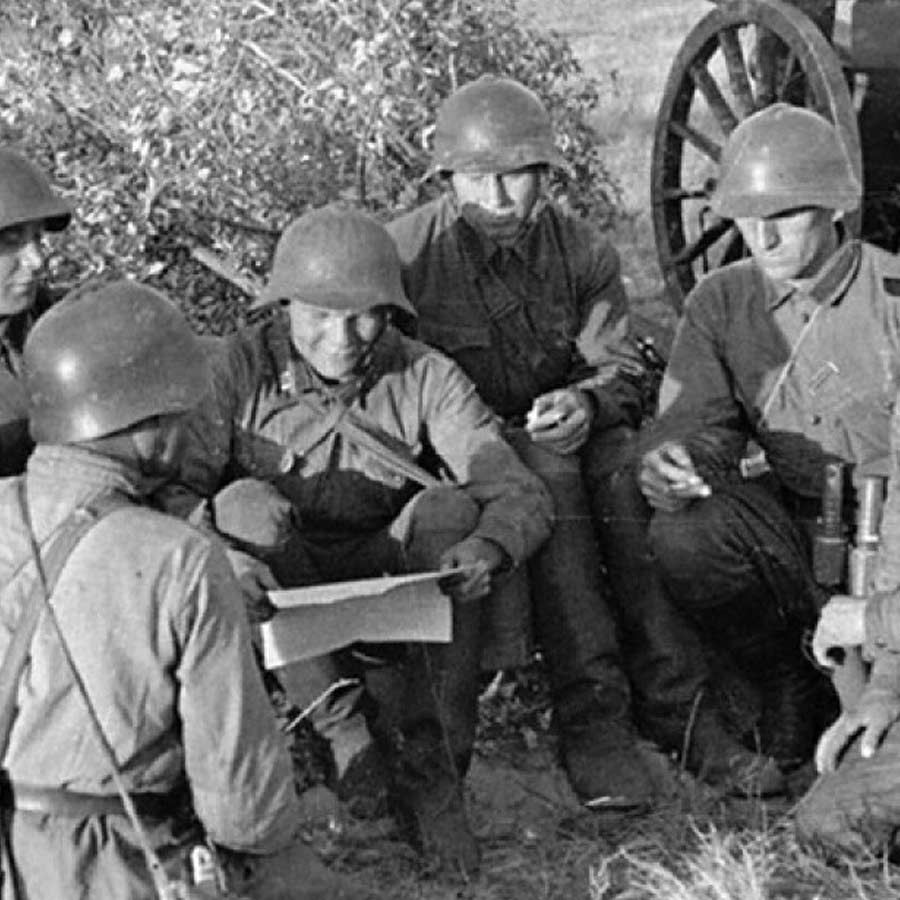 দ্বিতীয় বিশ্বযুদ্ধের অভিজ্ঞতা থেকে মার্কিন যুক্তরাষ্ট্র বুঝেছিল যে, শীতপ্রধান এলাকায় তাদের নৌবাহিনীকে আরও শক্তিশালী হতে হবে। সে কারণে মার্কিন সামরিক কৌশল ও প্রযুক্তিকে আরও উন্নত করতে আন্টার্কটিকায় সামরিক ও বৈজ্ঞানিক অভিযান শুরু করা হয়েছিল। এই অভিযানের নাম ছিল ‘অপারেশন হাইজাম্প’। ১৯৪৬-এ যুক্তরাষ্ট্র সরকারের উদ্যোগে মূলত শুরু হয় এই অভিযান। যদিও অভিযান শেষ হয় সময়ের আগেই। হঠাৎ ১৯৪৭-এ বন্ধ করে দেওয়া হয় এই অভিযান। তবে কি শুধু আন্টার্কটিকার পরিবেশে খাপ খাওয়ানোর উদ্দেশ্যেই এই অভিযান ছিল? না কি অন্য কারণও ছিল? এই নিয়ে রয়েছে নানা ধোঁয়াশা।