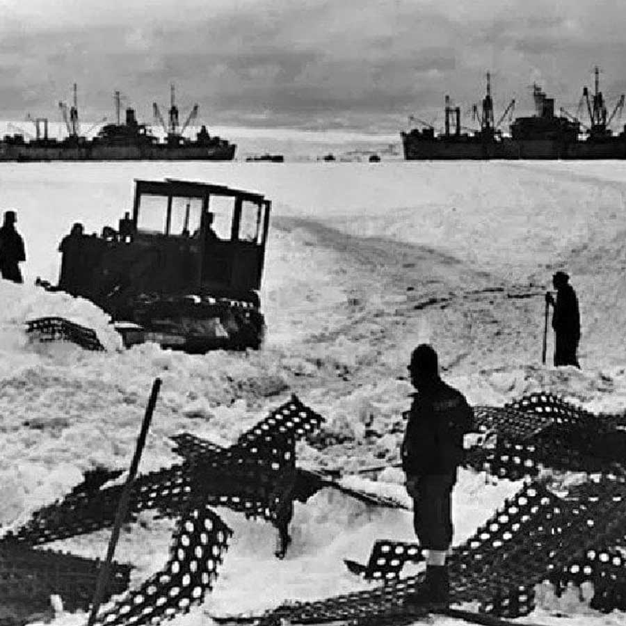  ‘অপারেশন হাইজাম্প’ শুরু হয় ১৩টি জাহাজ, ২৩টি বিমান এবং প্রায় ৪,৭০০ সেনা ও গবেষক নিয়ে। অভিযানের নেতৃত্বে ছিলেন রিয়ার অ্যাডমিরাল রিচার্ড ই বার্ড এবং রিয়াল অ্যাডমিরাল রিচার্ড এইচ ক্রুজ়েন। অভিযানের আনুষ্ঠানিক নাম দেওয়া হয় ‘দ্য ইউনাইটেড স্টেটস নেভি আন্টার্কটিক ডেভেলপমেন্টস প্রোগ্রাম, ১৯৪৬-১৯৪৭’। যদিও এই অভিযান ‘টাস্ক ফোর্স ৬৮’ নামেও পরিচিত। বেশ কিছু গবেষণায় এই অভিযান আন্টার্কটিকায় সবচেয়ে বড় সামরিক অভিযান হিসাবে দাবি করা হয়েছে।