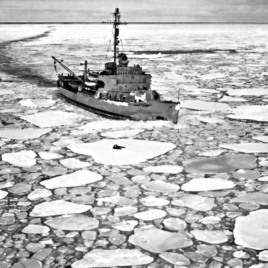 ‘অপারেশন হাইজাম্প’-এ নৌবাহিনীর তিনটি প্রধান দল কাজ করেছিল— ইস্টার্ন গ্রুপ, ওয়েস্টার্ন গ্রুপ এবং সেন্ট্রাল গ্রুপ। এদের মোট ১৩টি জাহাজ এই অভিযানে কাজ করেছিল। এর মধ্যে নৌবাহিনীর অভিযানে কমান্ড ও কন্ট্রোল সেন্টার হিসাবে কাজ করেছিল ইউএসএস মাউন্ট অলিম্পাস। এটি সেন্ট্রাল গ্রুপের জাহাজ ছিল।