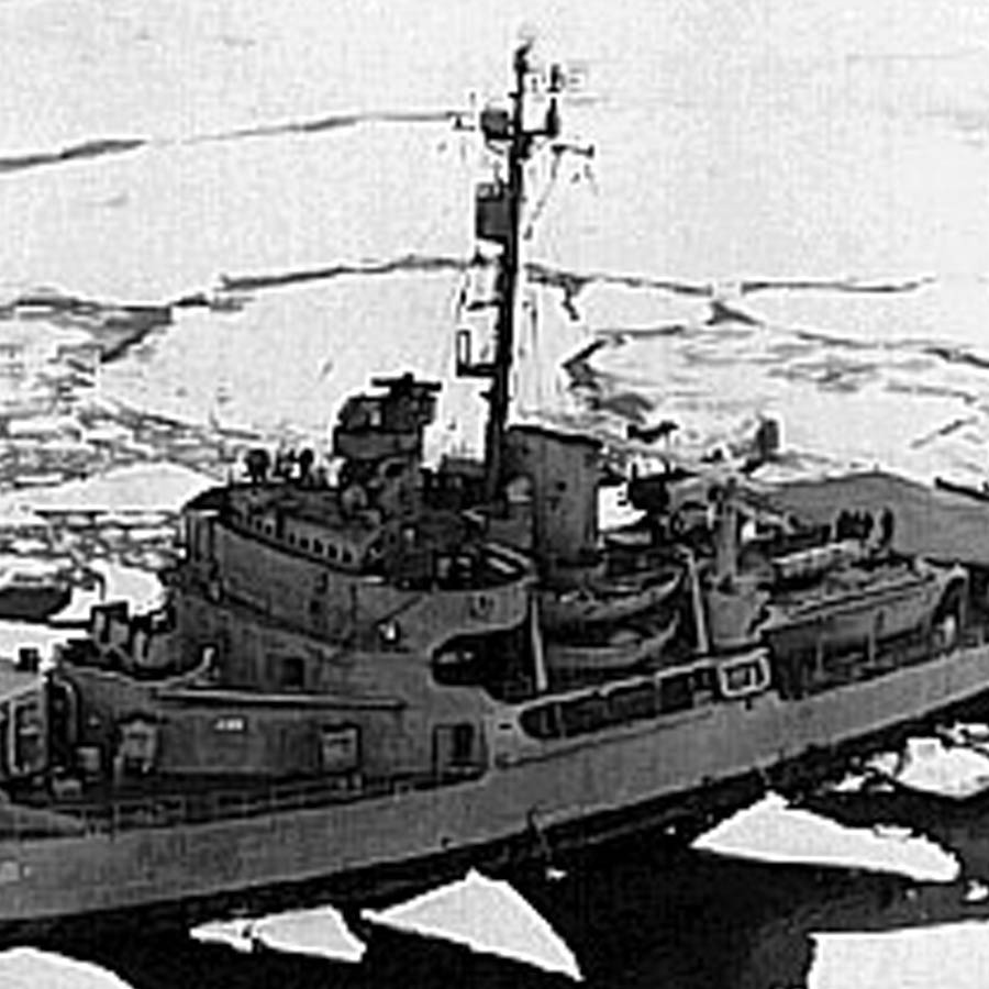 বিশেষ যন্ত্রের সাহায্যে দক্ষিণ মহাসাগরের বিভিন্ন জায়গার গভীরতা মাপা হয়েছিল, যার ফলে আন্টার্কটিকার চারপাশের সমুদ্রতলের মানচিত্র তৈরি করা সম্ভব হয়। সমুদ্রে ভাসমান বরফের চাঁই কী ভাবে তৈরি হয়, ভাঙে এবং স্রোতের সঙ্গে কোথায় যায়, তা পর্যবেক্ষণ করা হয়। এর দ্বারা জাহাজ চলাচলের ঝুঁকি সম্পর্কে ধারণা করতে পারেন গবেষকেরা। এ ছাড়া কয়লার বড় ভান্ডারও গবেষকেরা খুঁজে পেয়েছিলেন বলে দাবি করা হয়।