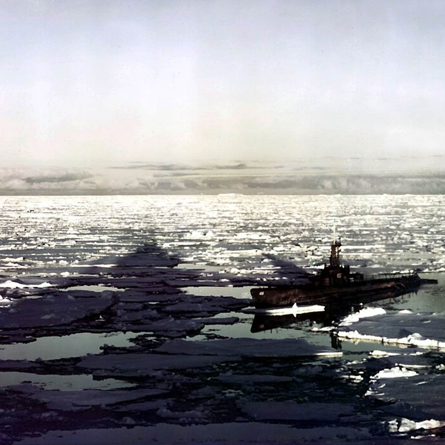 দক্ষিণ মেরুর উপকূলে জোয়ার-ভাটার প্রকৃতি এবং সমুদ্রতরঙ্গ কেমন হয় তা নিয়েও তথ্য সংগ্রহ করা হয়েছিল। কোন কোন অঞ্চল জাহাজ চলাচলের জন্য বিপজ্জনক তার মানচিত্র তৈরি হয় ‘অপারেশন হাইজাম্প’-এর মধ্যে দিয়ে। বিভিন্ন স্তরের সমুদ্রজল কতটা লবণাক্ত এবং তাপমাত্রার তারতম্য কেমন, তা মাপা হয়েছিল এই গবেষণায়। বরফ গলে যাওয়া এবং নতুন বরফ তৈরি হওয়ার প্রক্রিয়া সম্বন্ধেও জানা যায়।